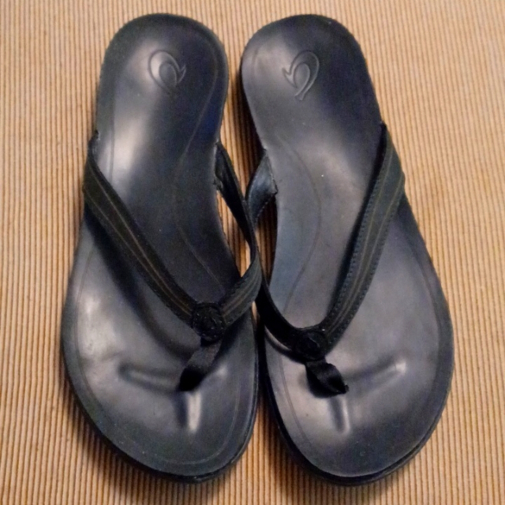 OluKai Aukai Toe Post Slip-on Black Leather Sandal Rubber Sole Size Women's 10